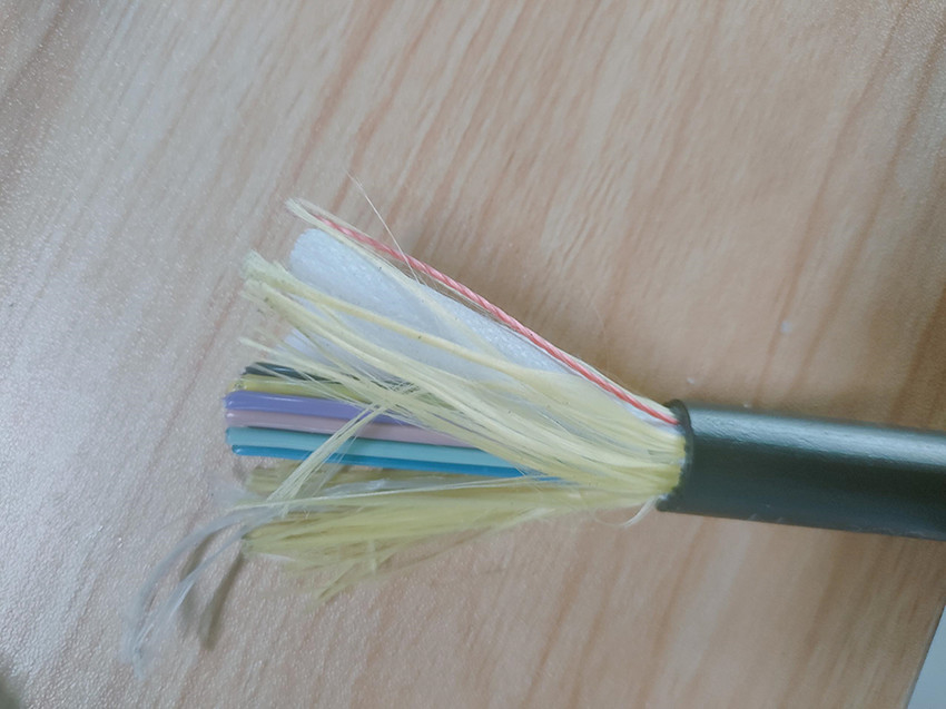 Il cavo a fibre ottiche aereo ADSS 100M di singolo modo G652D si estende su tutti i 48 centri dielettrici